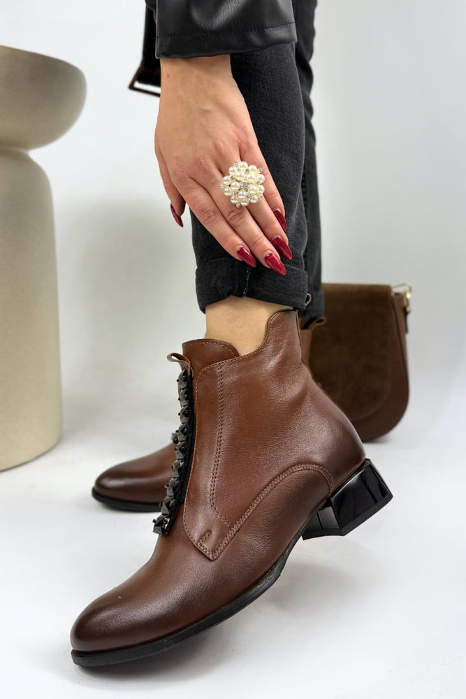 Чорні жіночі короткі шкіряні ботильйони Kordel на високому каблуці