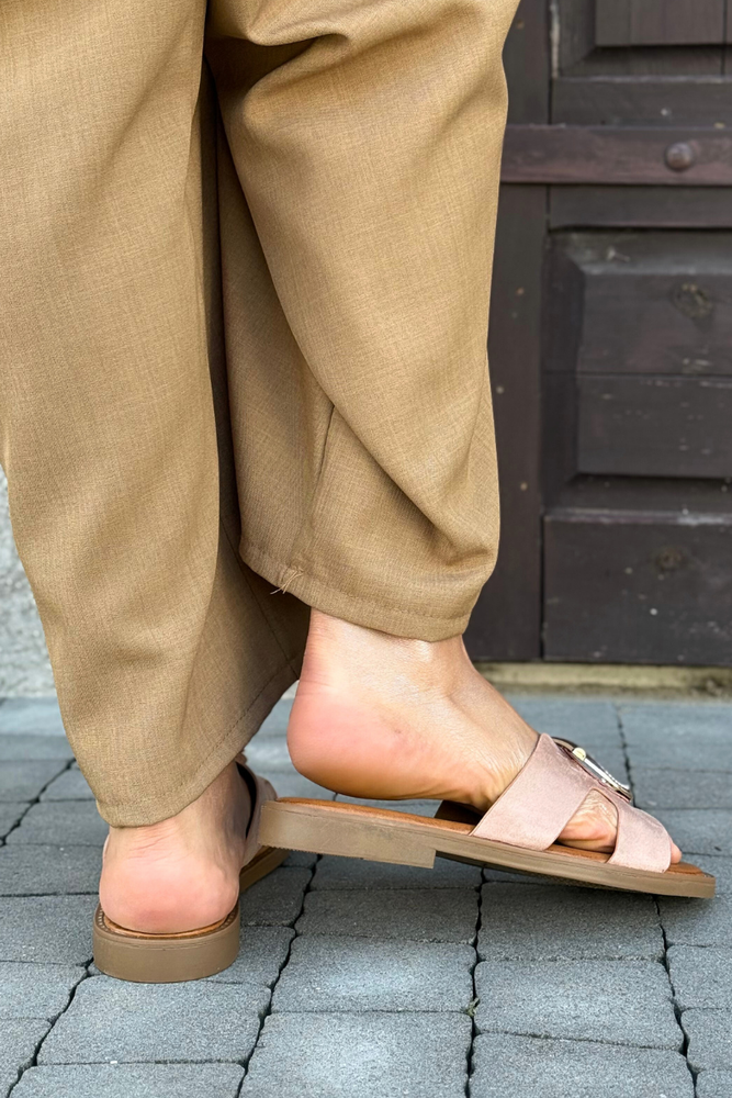 Білі шкіряні шльопанці з декором