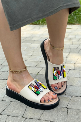 Beżowe klapki z ekoskóry z ozdobą wsuwane