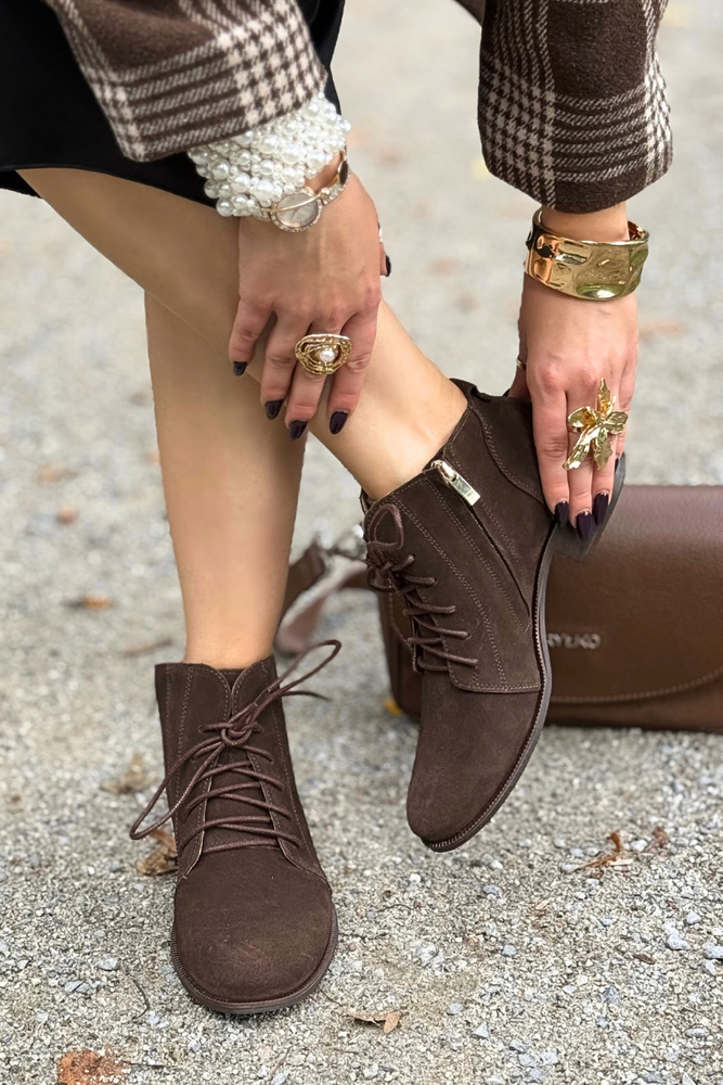 Zamszowe botki czekoladowe na obcasie sznurowane z zamkiem