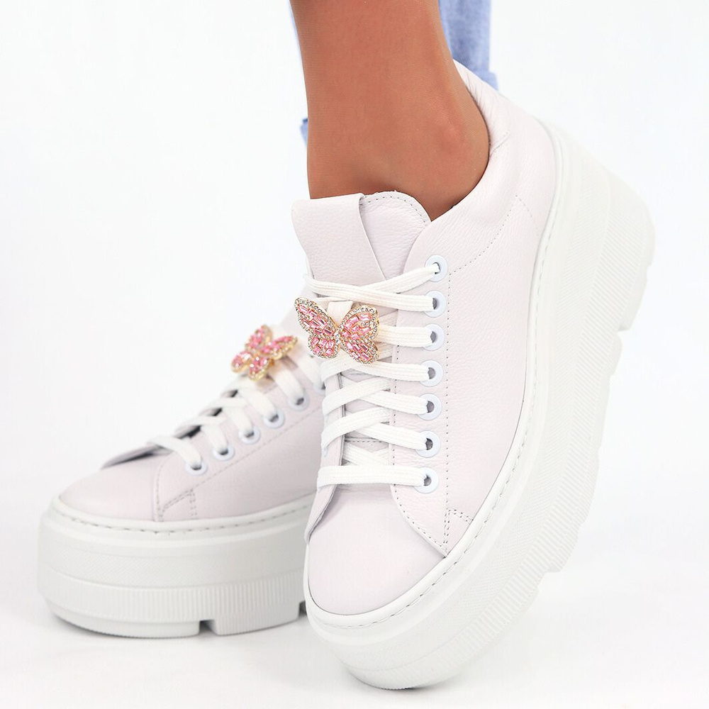 Sneakersy skórzane białe z motylkiem na sznurówkach Nobo