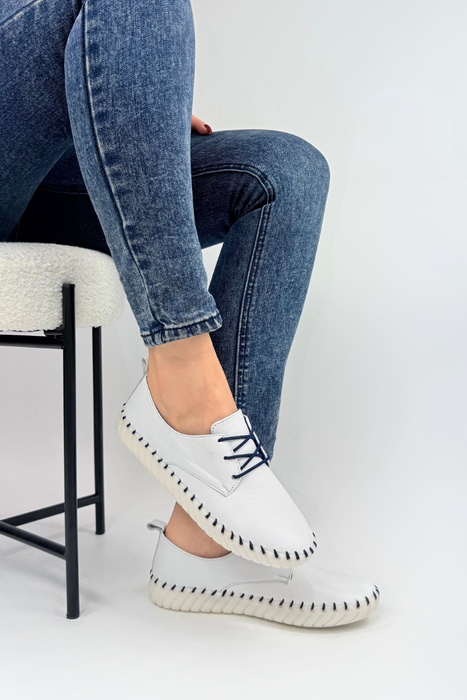 Білі перфоровані шкіряні туфлі на шнурівці