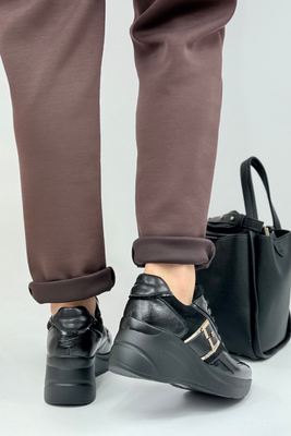 Sneakersy damskie na koturnie z platformą ze złotymi akcentami czarne 