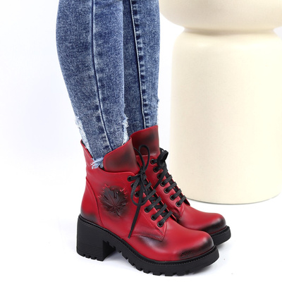 Botki skórzane czerwone z ozdobnym liściem na klocku sznurowane