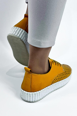 Жіночі жовті ажурні шкіряні туфлі на платформі