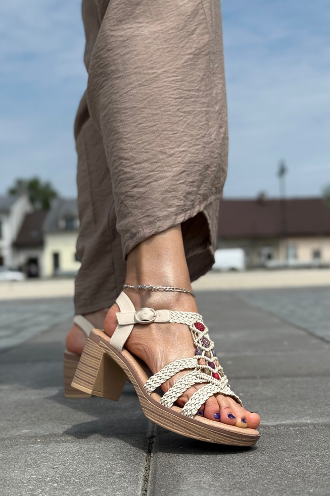 Beżowe sandały plecione z ekoskóry na słupku z platformą