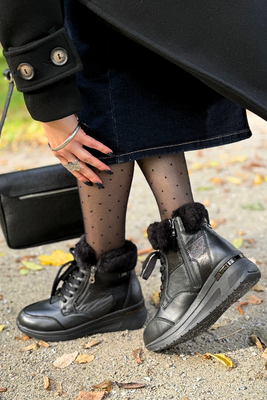 Botki skórzane czarne na koturnie sznurowane z zamkiem