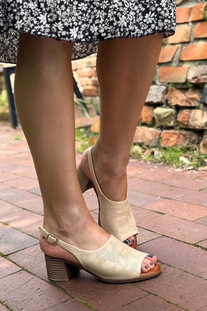 Skórzane sandały beżowe na klocku T. Sokolski