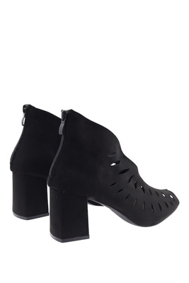 Zamszowe botki ażurowe czarne z wyciętym noskiem