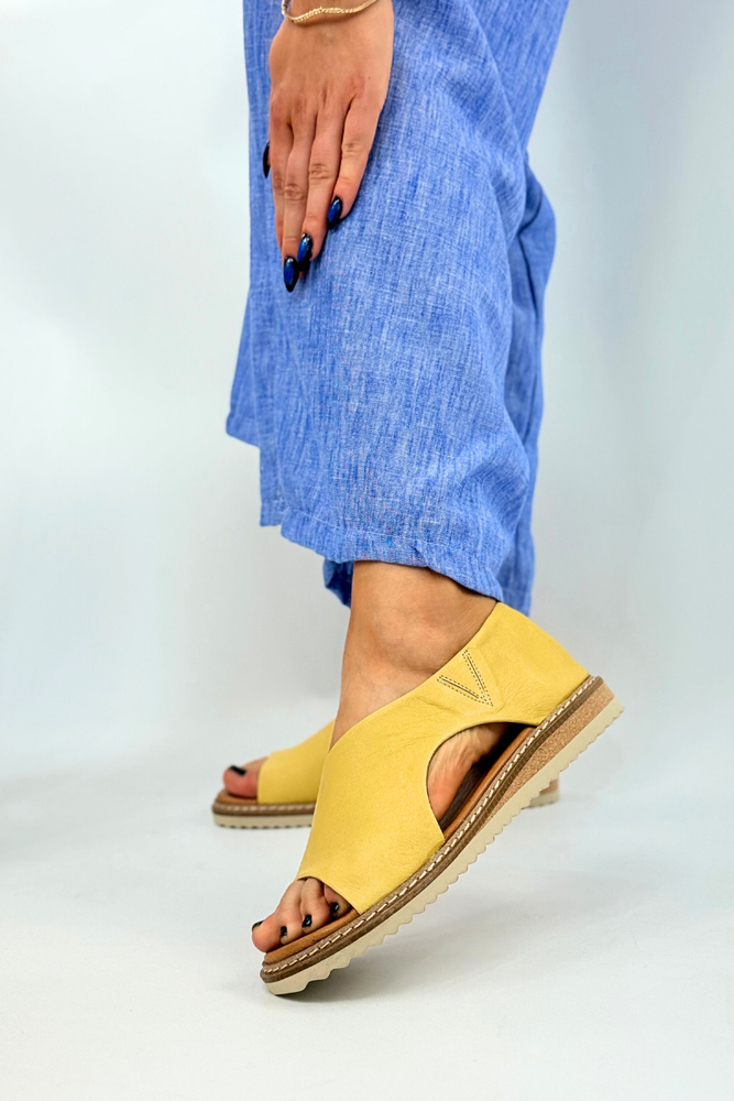 Żółte sandały skórzane płaskie wsuwane Artiker