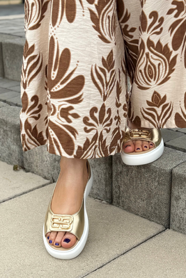 Modne złote skórzane sandały na platformie