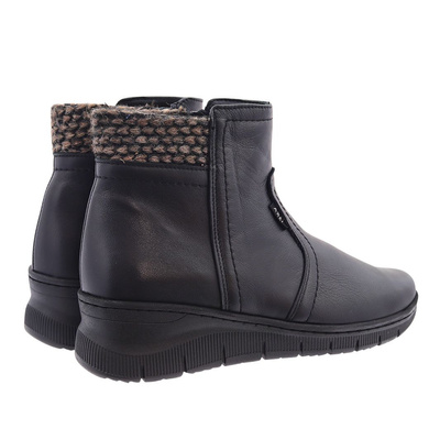 Чорні шкіряні черевики на польській танкетці