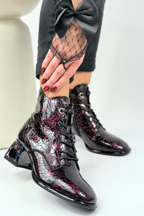Botki damskie lakierowane z motywem skóry krokodyla bordowe