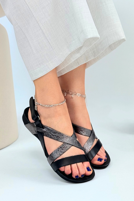 Sandały ze skóry licowej czarne+polla nikel płaskie na rzep