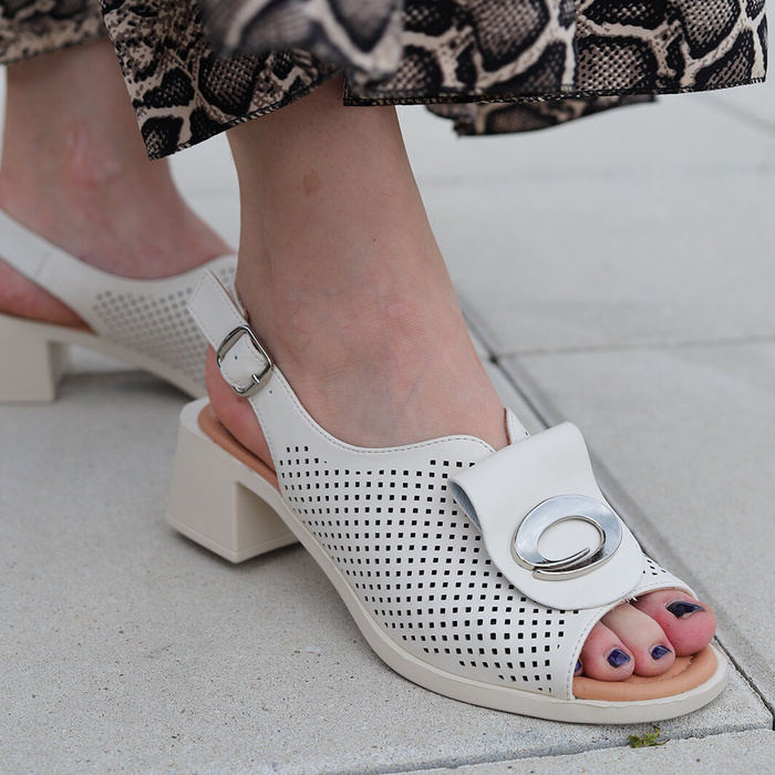 Бежеві шкіряні босоніжки з перфорованою колодкою Vinceza