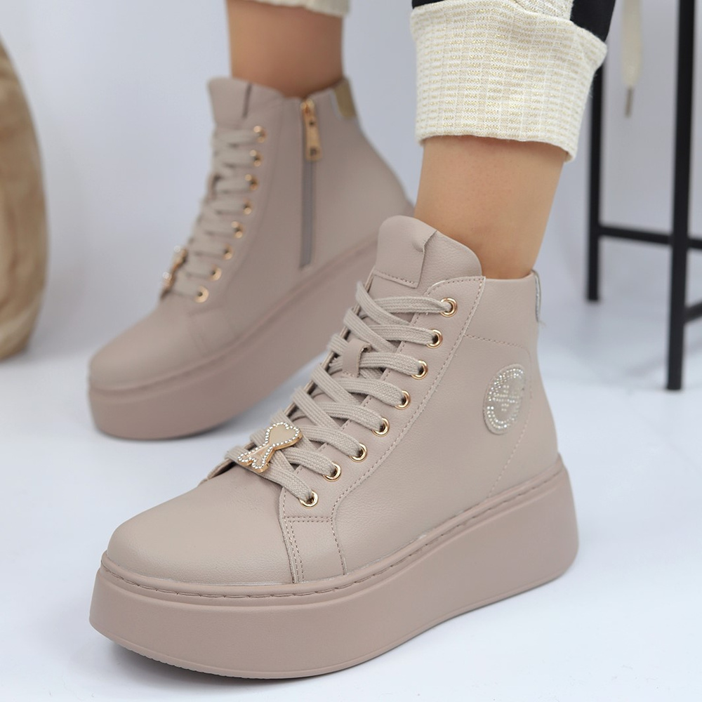 Beżowe skórzane botki na platformie sznurowane z zamkiem