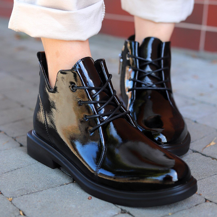 Trzewiki ze skóry lakierowanej sznurowane czarne Loretta Vitale