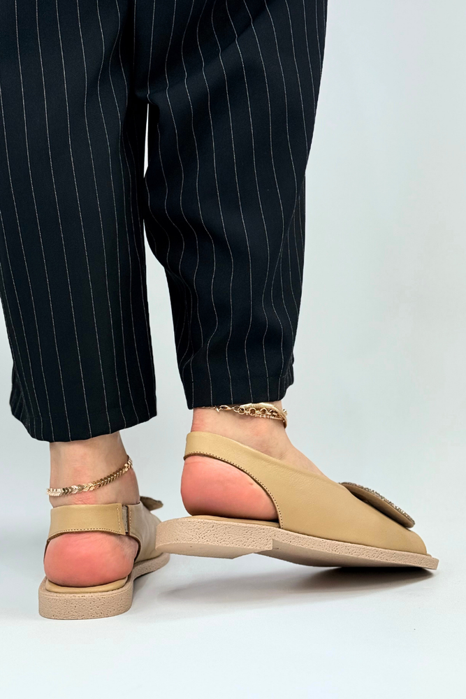 Beżowe skórzane sandały płaskie z ozdobą Artiker