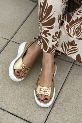 Modne złote skórzane sandały na platformie