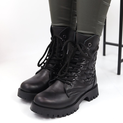 Trapery damskie skórzane z ozdobną różą na cholewce czarne 