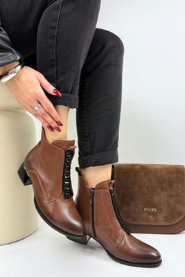 Чорні жіночі короткі шкіряні ботильйони Kordel на високому каблуці