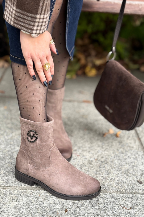 Beżowe botki z eko zamszu na płaskim obcasie