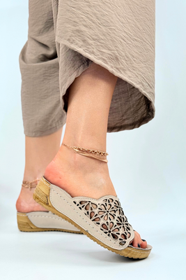 Ażurowe klapki damskie skórzane szare na koturnie 