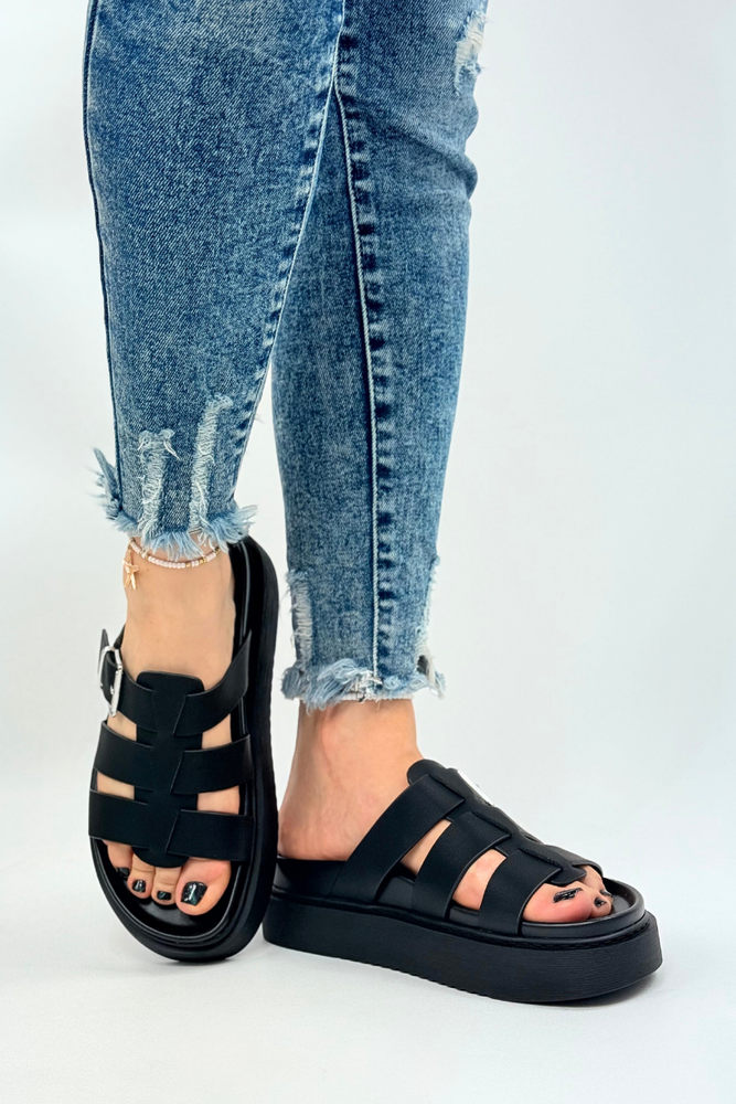 Czarne klapki z paskami na platformie Tamaris