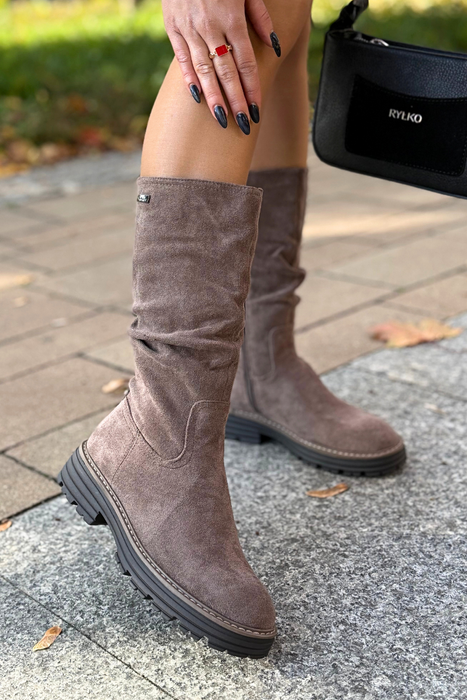 Чорні чоботи на колодці з тонким декором