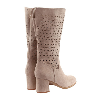 Осінні ажурні замшеві чоботи бежевого кольору