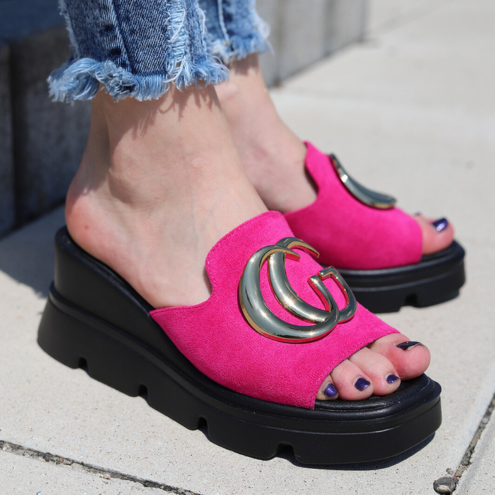 Замшеві сабо кольору фуксії від Vinceza