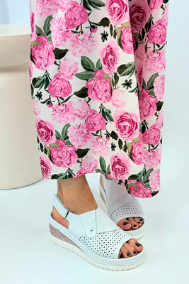 Białe sandały ażurowe na koturnie z platformą na rzep