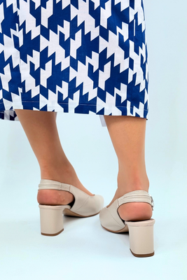 Beżowe czółenka skórzane z odkrytą piętą na słupku