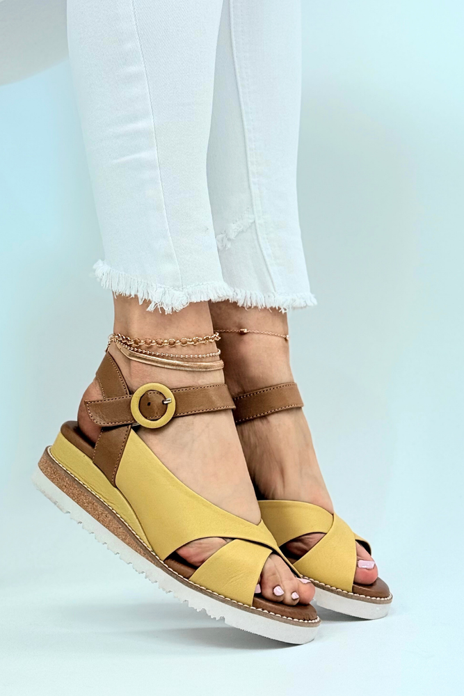 Żółte sandały damskie skórzane na koturnie