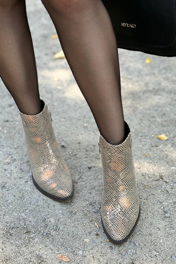 Złote botki z ekoskóry z motywem skóry węża na obcasie