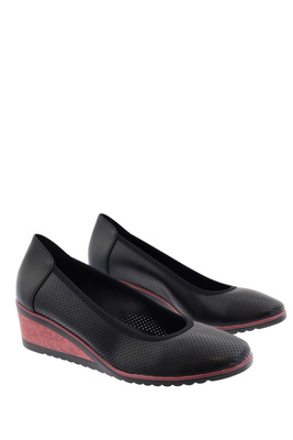 Półbuty czarne perforowane na koturnie 