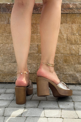 Бежеві ажурні мюлі на каблуці від M. Daszyński