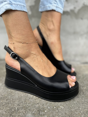 Czarne sandały damskie skórzane na platformie z koturnem