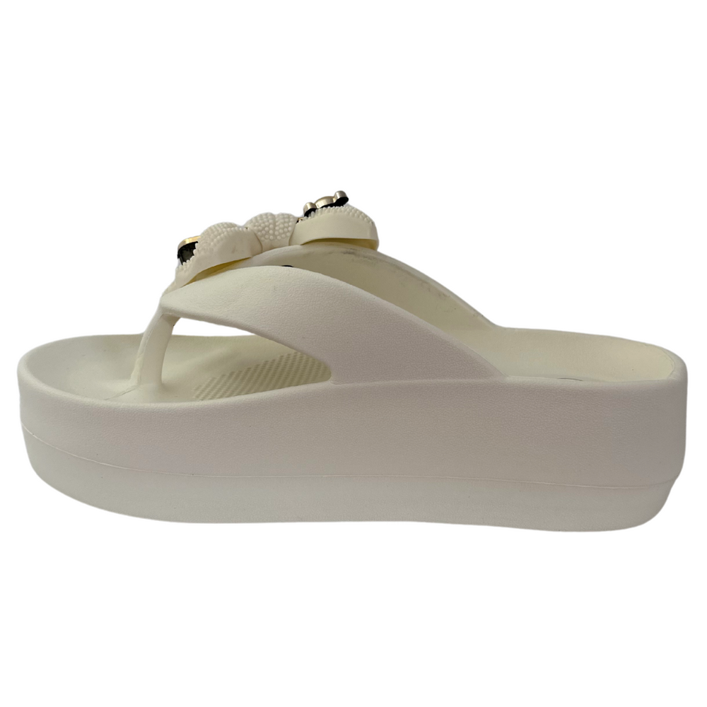 Білі шльопанці з золотими аплікаціями 