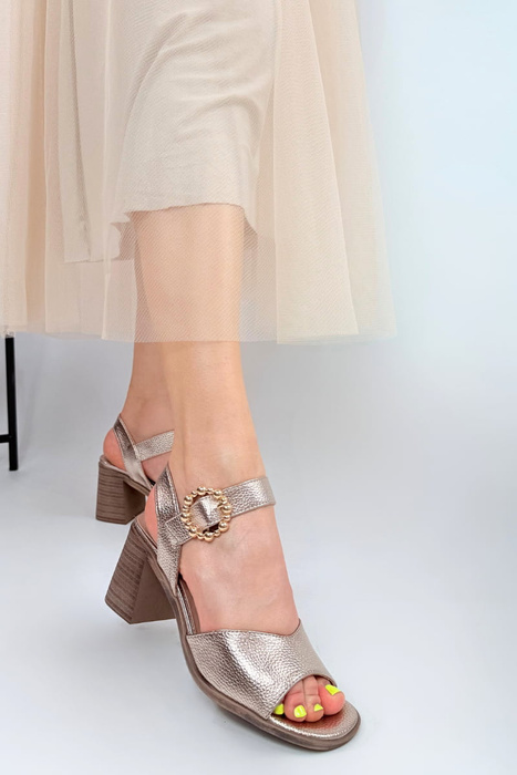 Eleganckie sandały złote na słupku z ozdobną klamrą