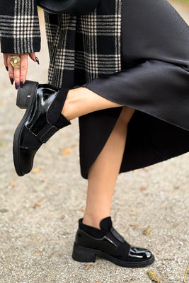 Czarne botki lakierowane i zamszu wsuwane na klocku 