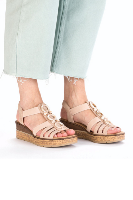 Бежеві босоніжки на танкетці з платформою сліпони Rieker