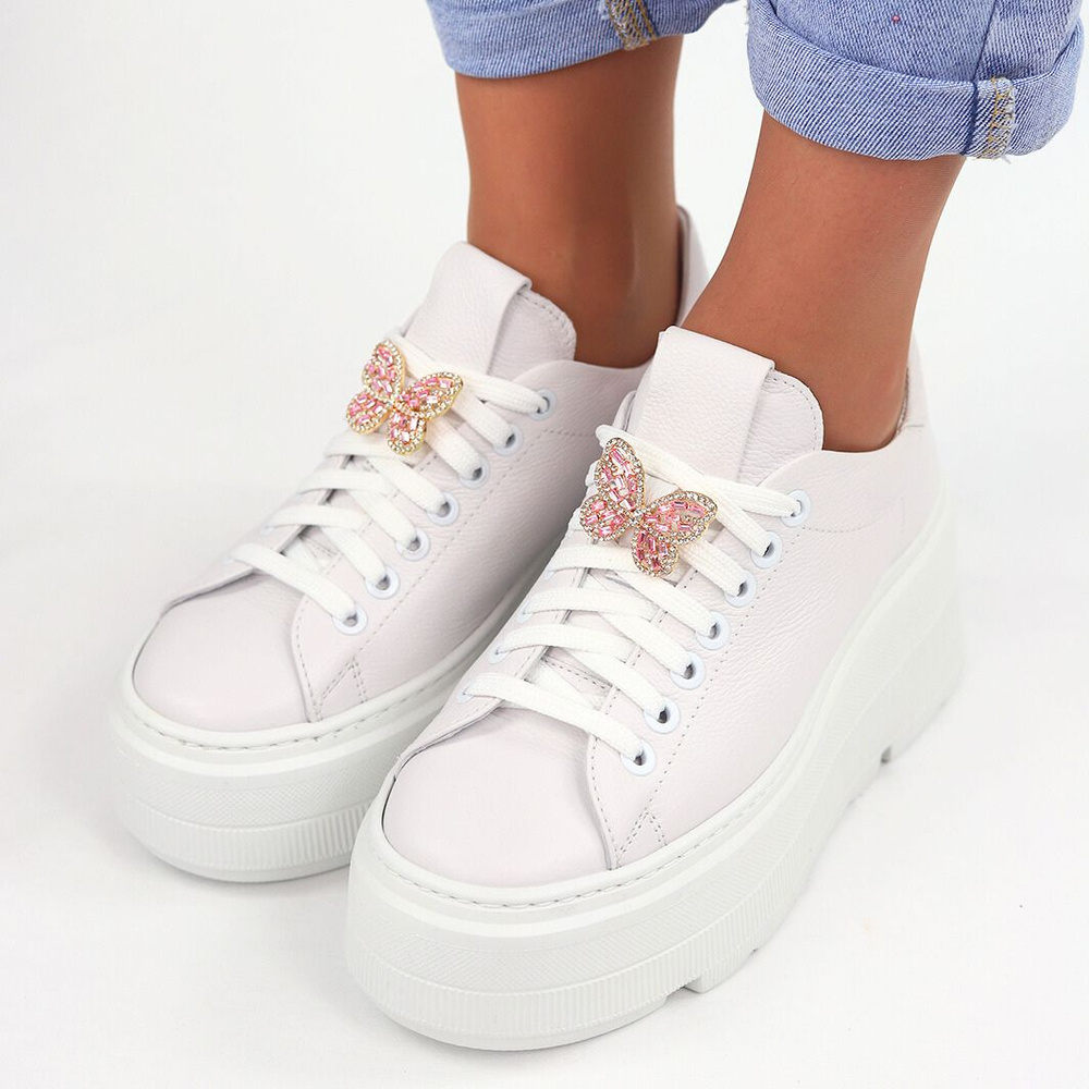 Sneakersy skórzane białe z motylkiem na sznurówkach Nobo