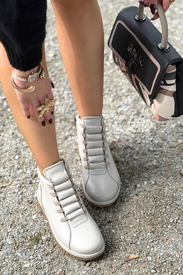 Чорні шкіряні ботильйони на блискавці та плоскій підошві