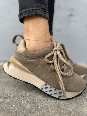 Jasno beżowe sneakersy skórzane na grubych sznurówkach