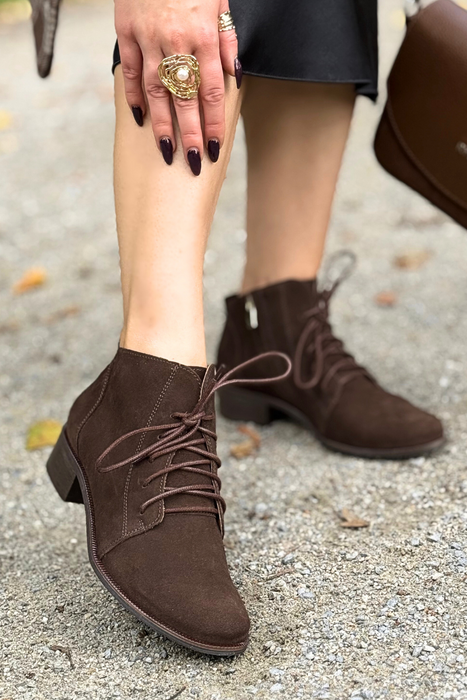 Zamszowe botki czekoladowe na obcasie sznurowane z zamkiem