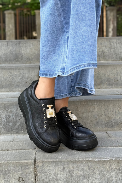 Półbuty skórzane czarne na platformie z ozdobą z przodu