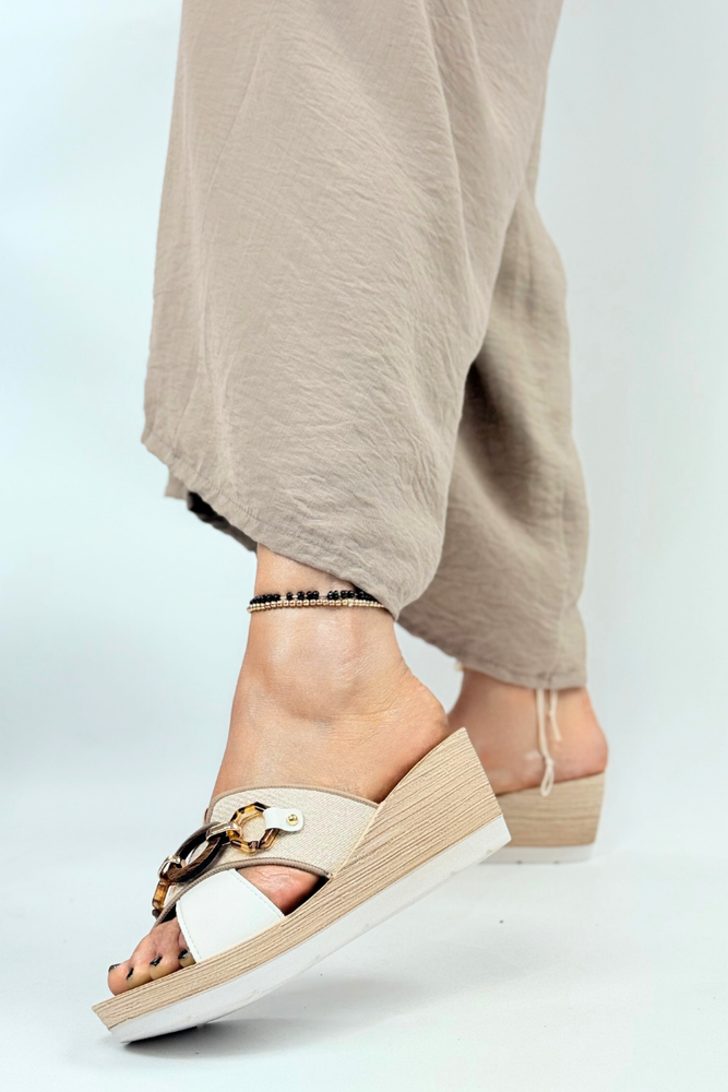 Klapki damskie biało beżowe na koturnie z ozdobnym łańcuchem