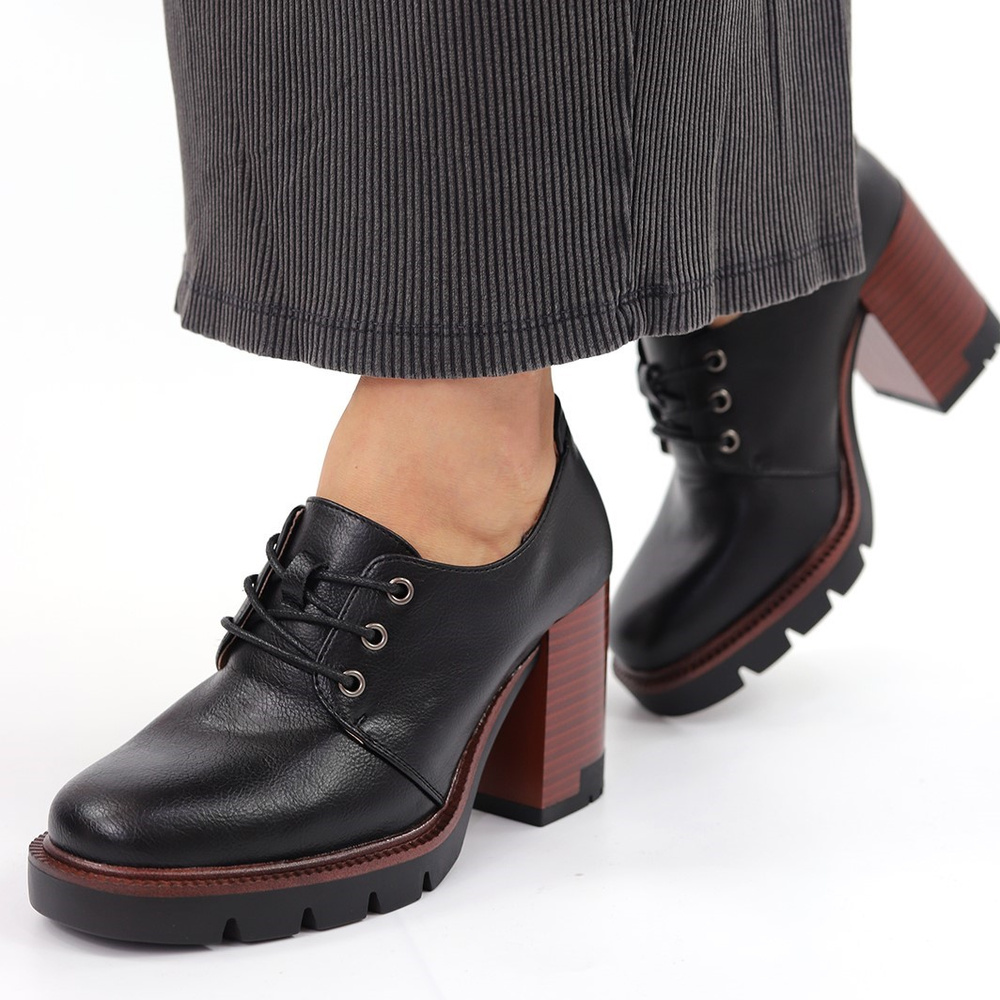 Чорні жіночі туфлі на шнурівці 