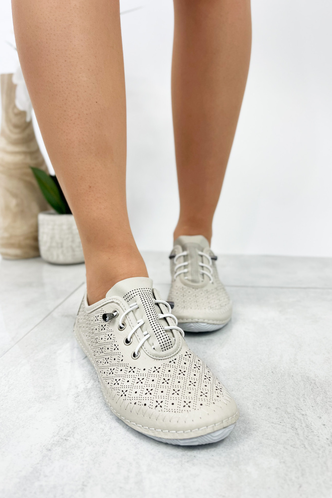 Półbuty ażurowe skórzane w kolorze beżowym